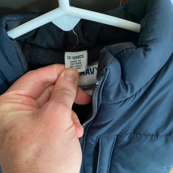 Old Navy water resistant winter puffer for toddler 12-18 months - Picture 3 of 4